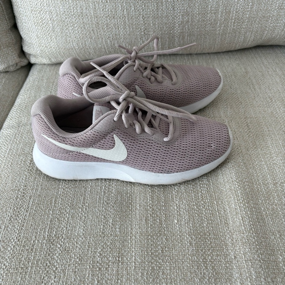 Nike Women’s Tanjun Dusty Rose / Light Purple Mesh Top Sneakers - Size 6